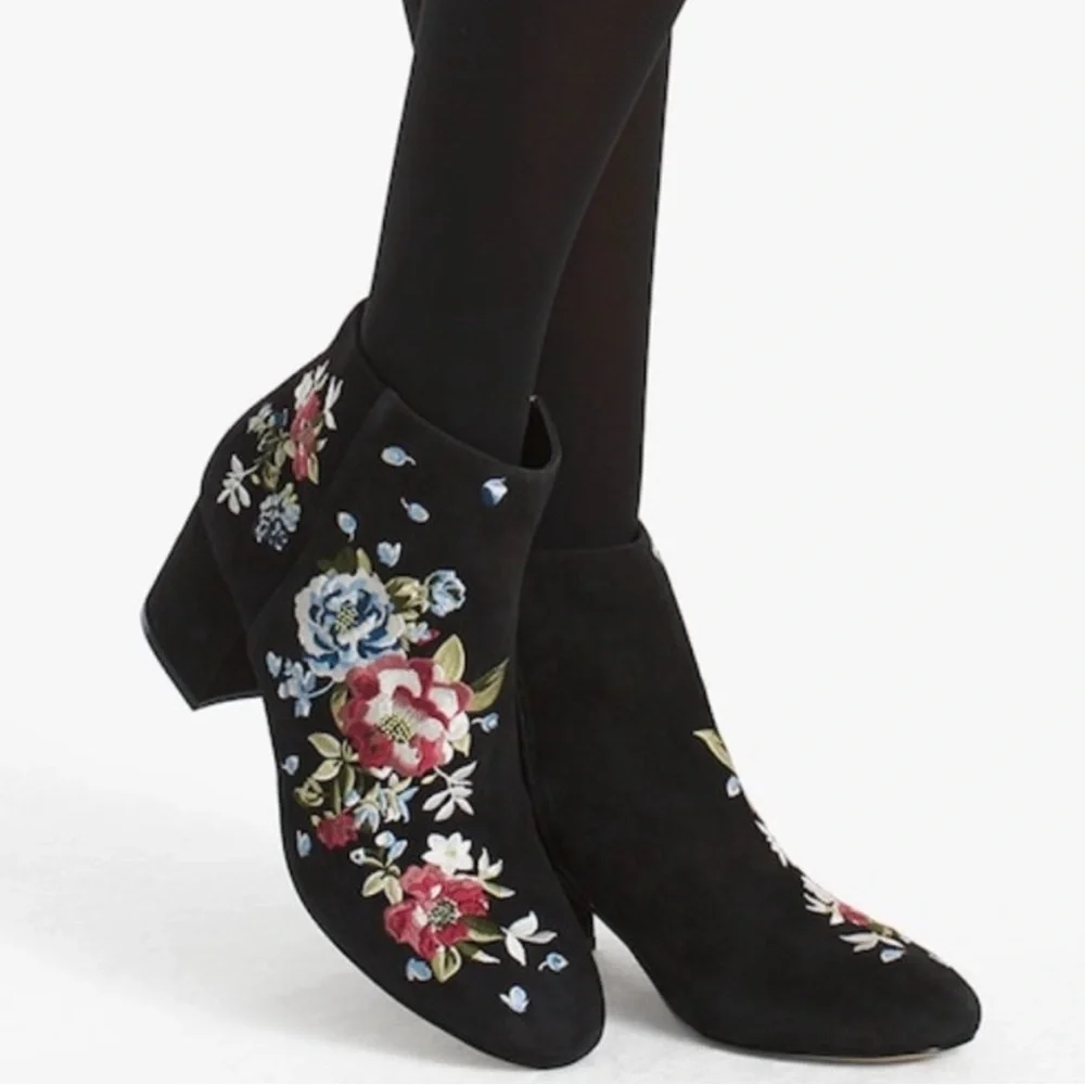 White House Black Market Embroidered Floral Titus Black Boots Booties‎ Size 8